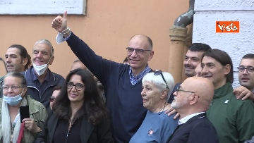 4 - Elezioni 2022, Letta saluta e scatta foto con i militanti Pd davanti al seggio di Testaccio. La fotogallery