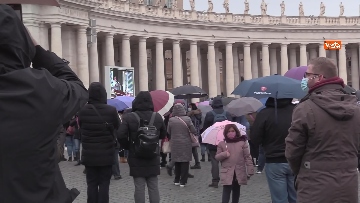 1 - 8 dicembre, in tanti a Piazza San Pietro per l'Angelus del Papa nonostante la pioggia. Le foto