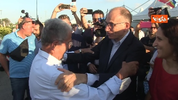 6 - Festa Unità Bologna, le foto dell'abbraccio tra Enrico Letta e Romano Prodi