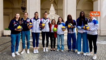 5 - Meloni palleggia con Egonu e le giocatrici del volley femminile italiano
