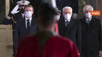 9 - Mattarella accoglie Macron e gli racconta la storia dell'arredamento al Quirinale