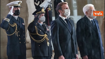 8 - Mattarella accoglie Macron e gli racconta la storia dell'arredamento al Quirinale