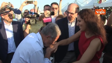 8 - Festa Unità Bologna, le foto dell'abbraccio tra Enrico Letta e Romano Prodi