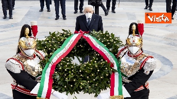 5 - 25 Aprile, Mattarella depone corona d'alloro sulla tomba del Milite Ignoto all'Altare della Patria