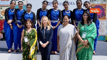 9 - G20 India, Meloni arriva a Nuova Delhi per il vertice, accolta da delegazione e balli tradizionali