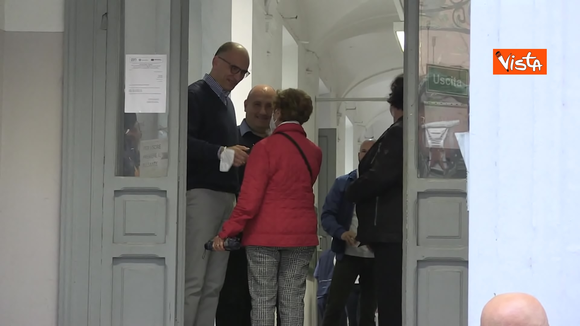 Elezioni 2022, il voto di Enrico Letta a Testaccio. Le immagini con i militanti