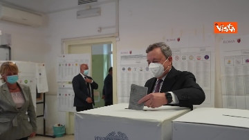 6 - Draghi al seggio elettorale del Liceo Mameli, ecco il momento del voto