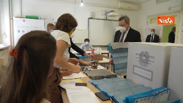 2 - Draghi al seggio elettorale del Liceo Mameli, ecco il momento del voto
