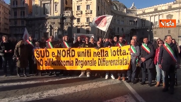 2 - Autonomia regionale, il corteo dei sindaci contrari a Napoli