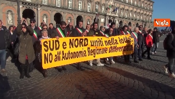 4 - Autonomia regionale, il corteo dei sindaci contrari a Napoli