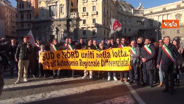1 - Autonomia regionale, il corteo dei sindaci contrari a Napoli