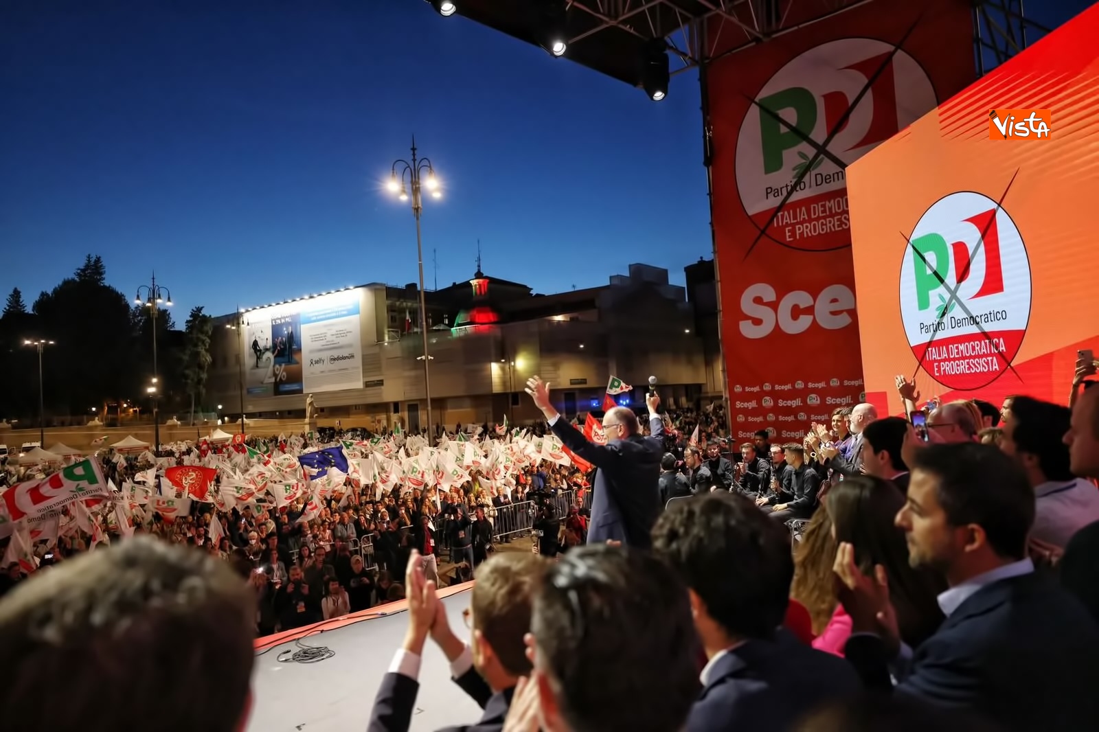 Il palco del Pd per la chiusura della campagna elettorale a Piazza del Popolo