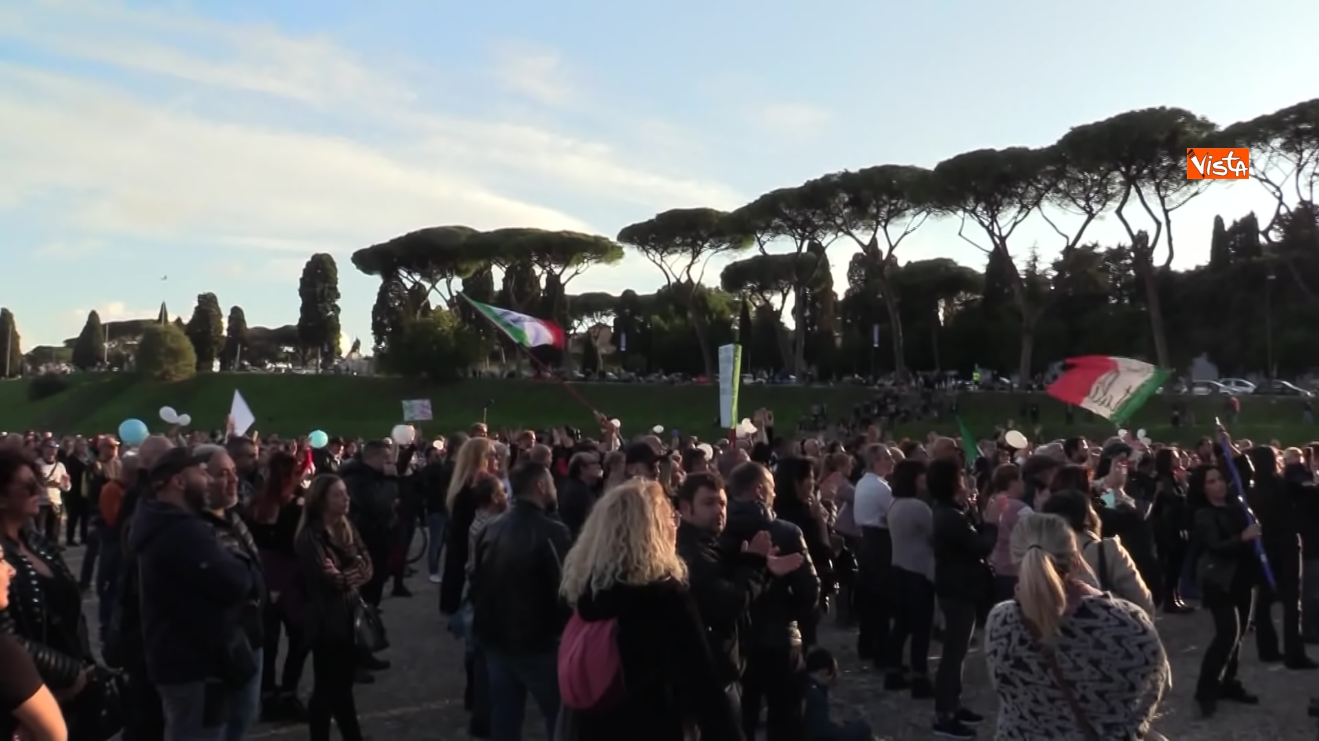 13-11-21 No green pass le immagini della manifestazione a Roma al Circo Massimo 01_556239332252210786452