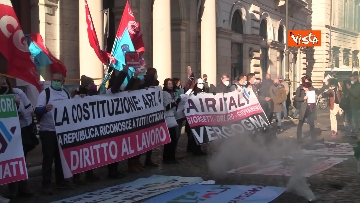 2 - Lavoratori Air Italy in piazza a Roma contro i licenziamenti. Le foto