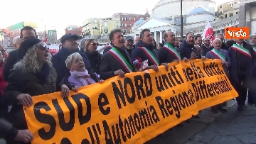 3 - Autonomia regionale, il corteo dei sindaci contrari a Napoli