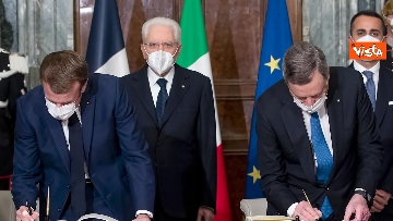 9 - Mattarella, Draghi e Macron si tengono per mano dopo firma Trattato del Quirinale