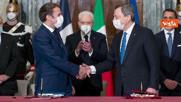 7 - Mattarella, Draghi e Macron si tengono per mano dopo firma Trattato del Quirinale