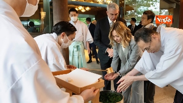 7 - Meloni a Tokyo visita il santuario di Meiji