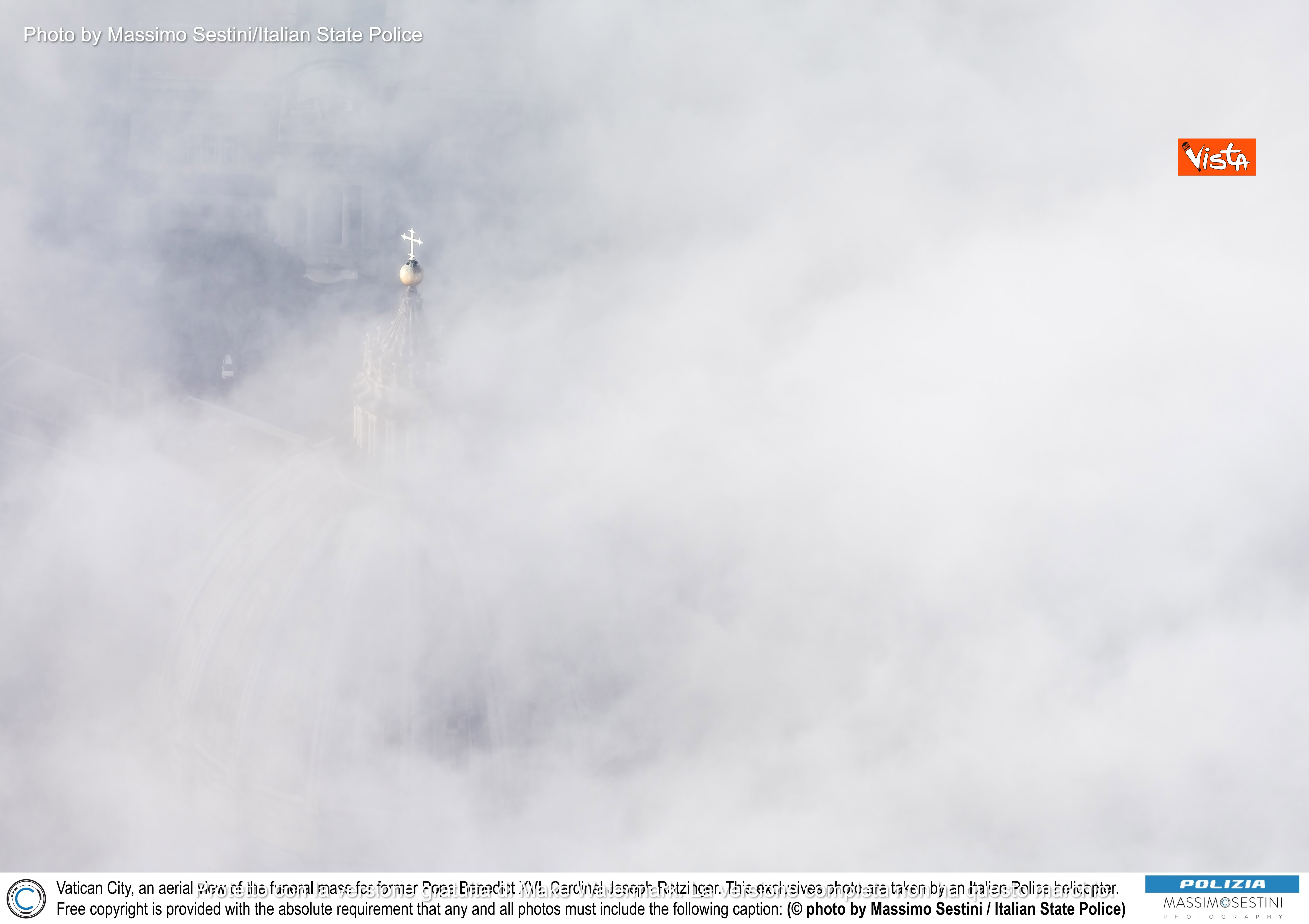 Il Vaticano immerso nella nebbia durante esequie Benedetto XVI