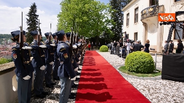 5 - Meloni a Praga, esercito e banda la accolgono nella residenza premier Fiala