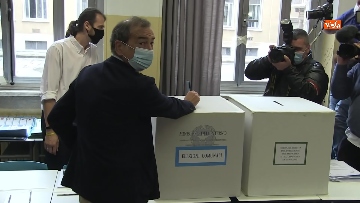 7 - Il sindaco di Milano Sala al voto per le amministrative. Le foto