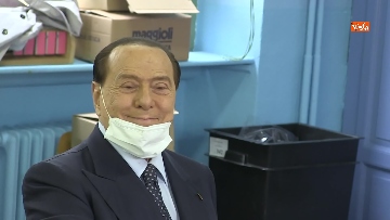 7 - Silvio Berlusconi a Milano per votare alle amministrative. Le foto