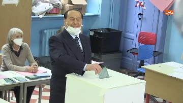6 - Silvio Berlusconi a Milano per votare alle amministrative. Le foto