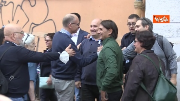 1 - Elezioni 2022, Letta saluta e scatta foto con i militanti Pd davanti al seggio di Testaccio. La fotogallery