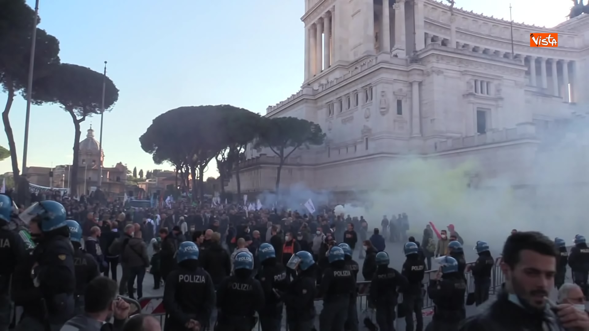 24-11-21 Protesta dei tassisti a Roma contro il Ddl concorrenza le immagini_03