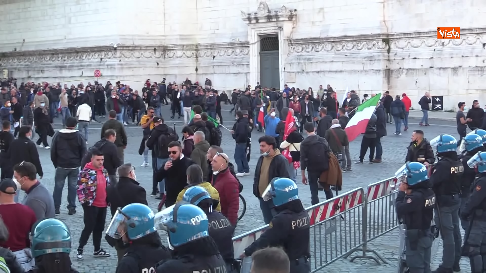 24-11-21 Protesta dei tassisti a Roma contro il Ddl concorrenza le immagini_04