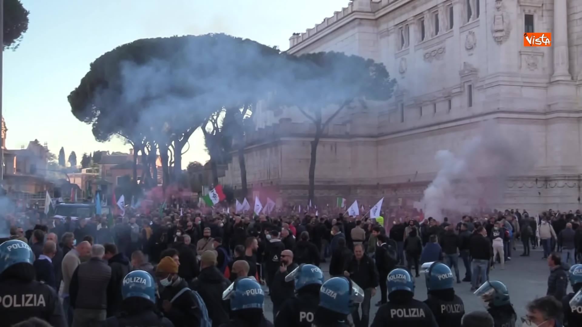 24-11-21 Protesta dei tassisti a Roma contro il Ddl concorrenza le immagini_02
