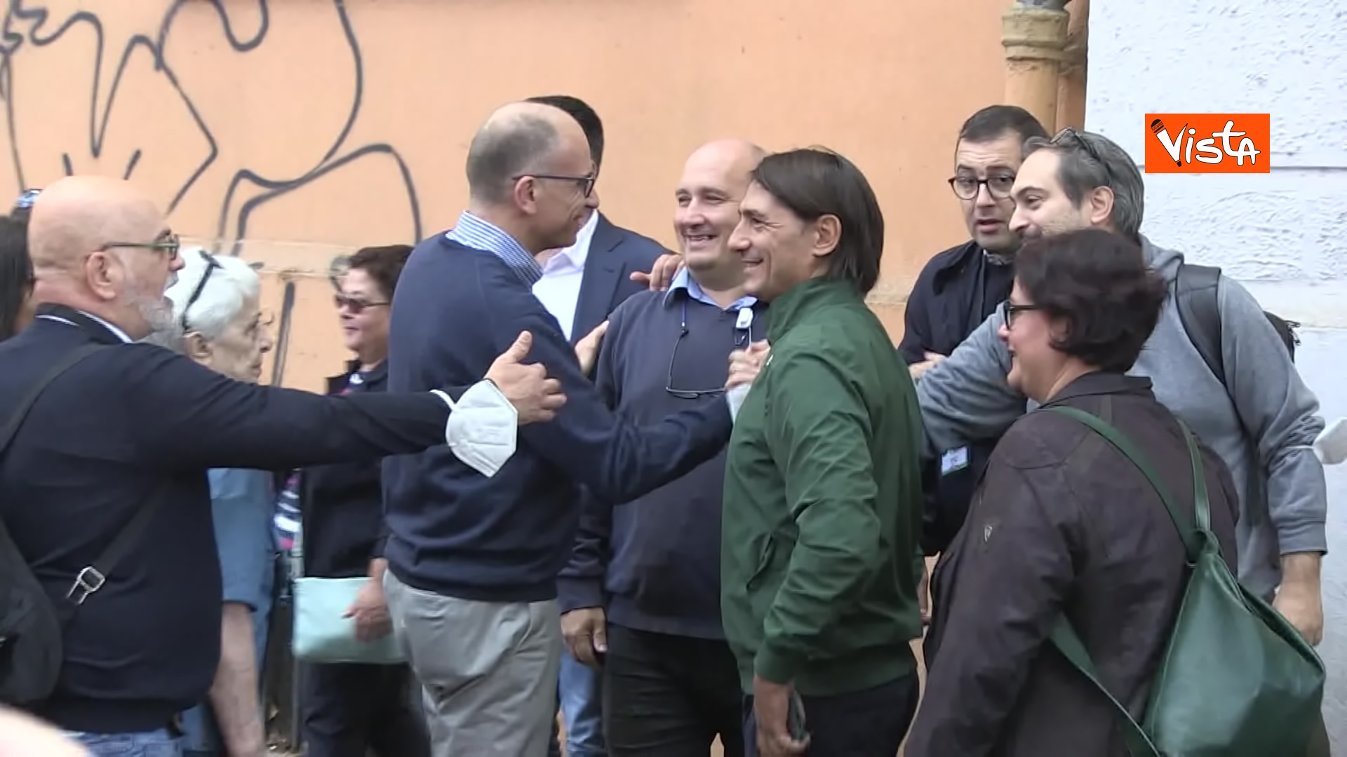 Elezioni 2022, Letta saluta e scatta foto con i militanti Pd davanti al seggio di Testaccio. La fotogallery