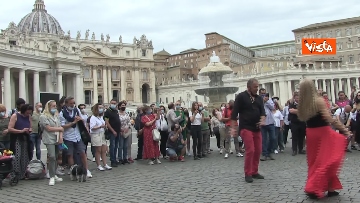 6 - La tradizione salentina a Piazza San Pietro, dopo l’Angelus si balla la pizzica