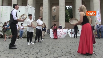 7 - La tradizione salentina a Piazza San Pietro, dopo l’Angelus si balla la pizzica