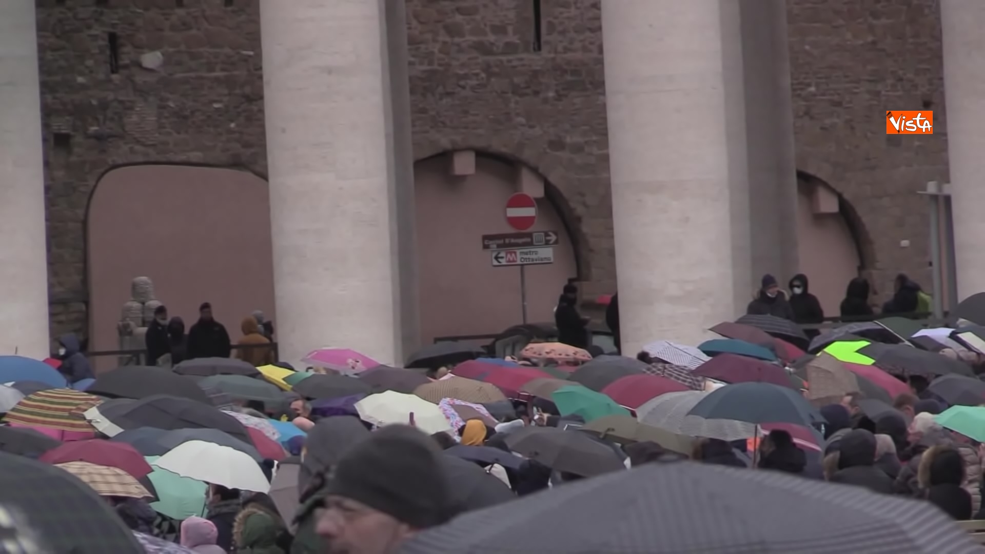 08-12-21 8 dicembre in tanti a Piazza San Pietro per lAngelus del Papa per lImmacolata_06