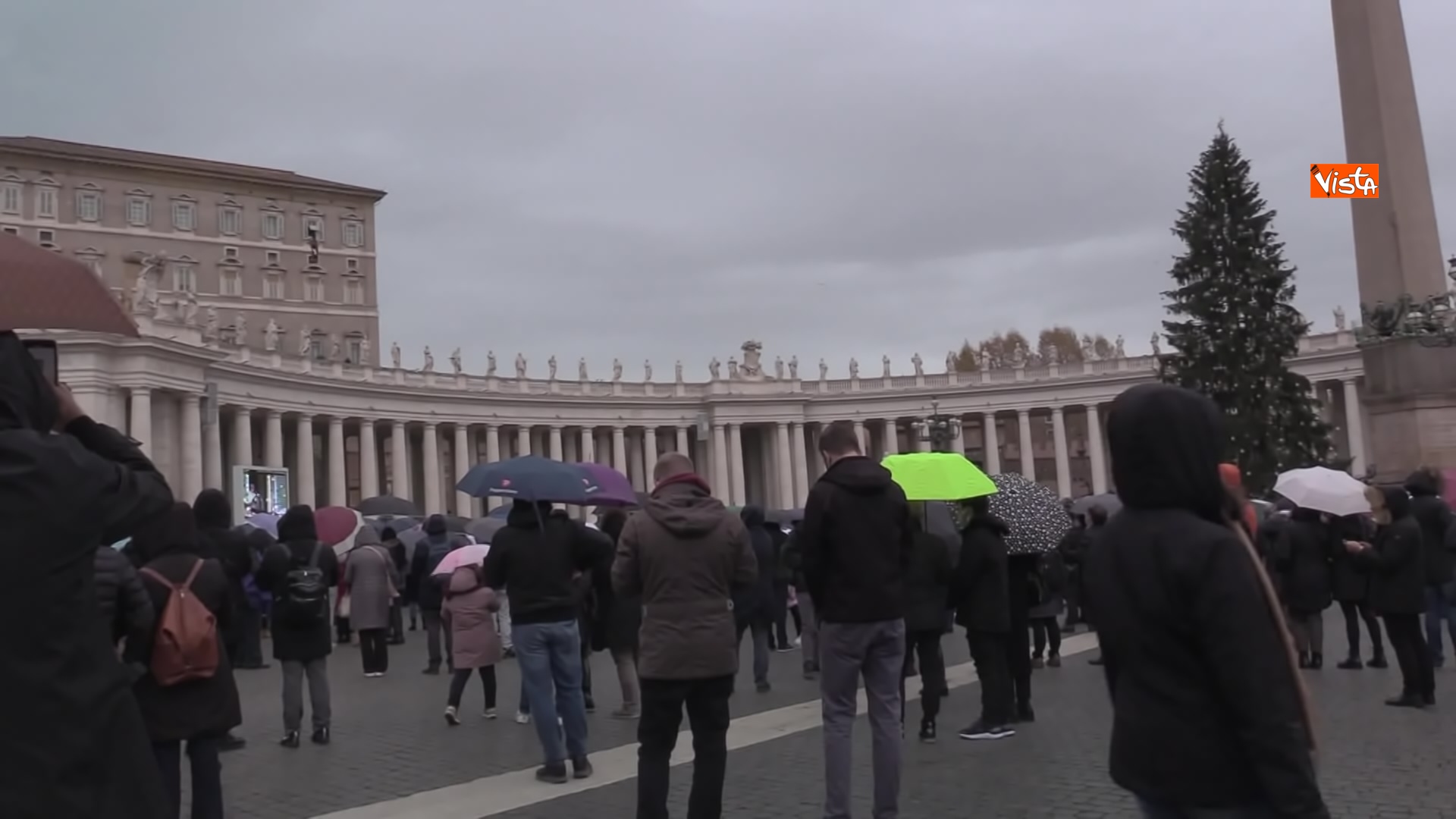 08-12-21 8 dicembre in tanti a Piazza San Pietro per lAngelus del Papa per lImmacolata_05