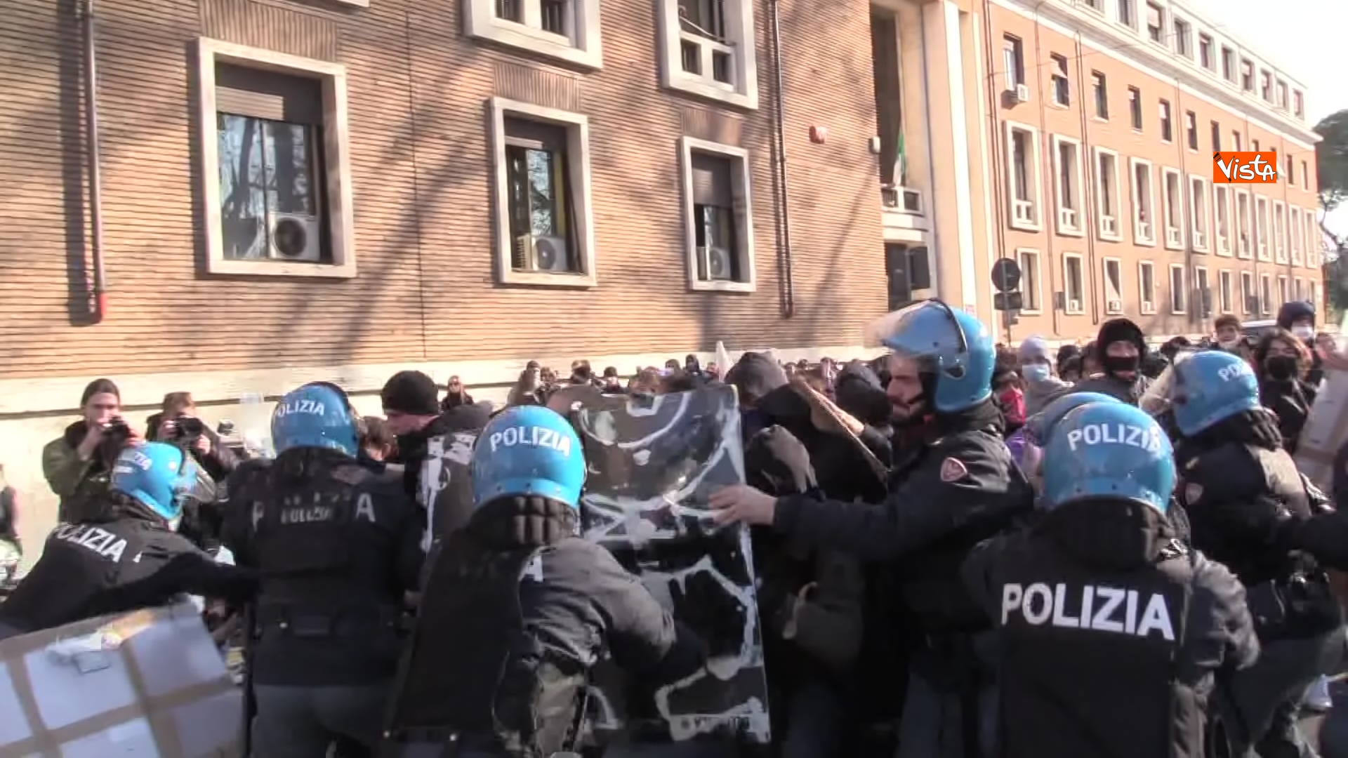 17-12-21 Dal corteo allo scontro con la Polizia le immagini della protesta degli studenti di Roma 02_564698028283940602580