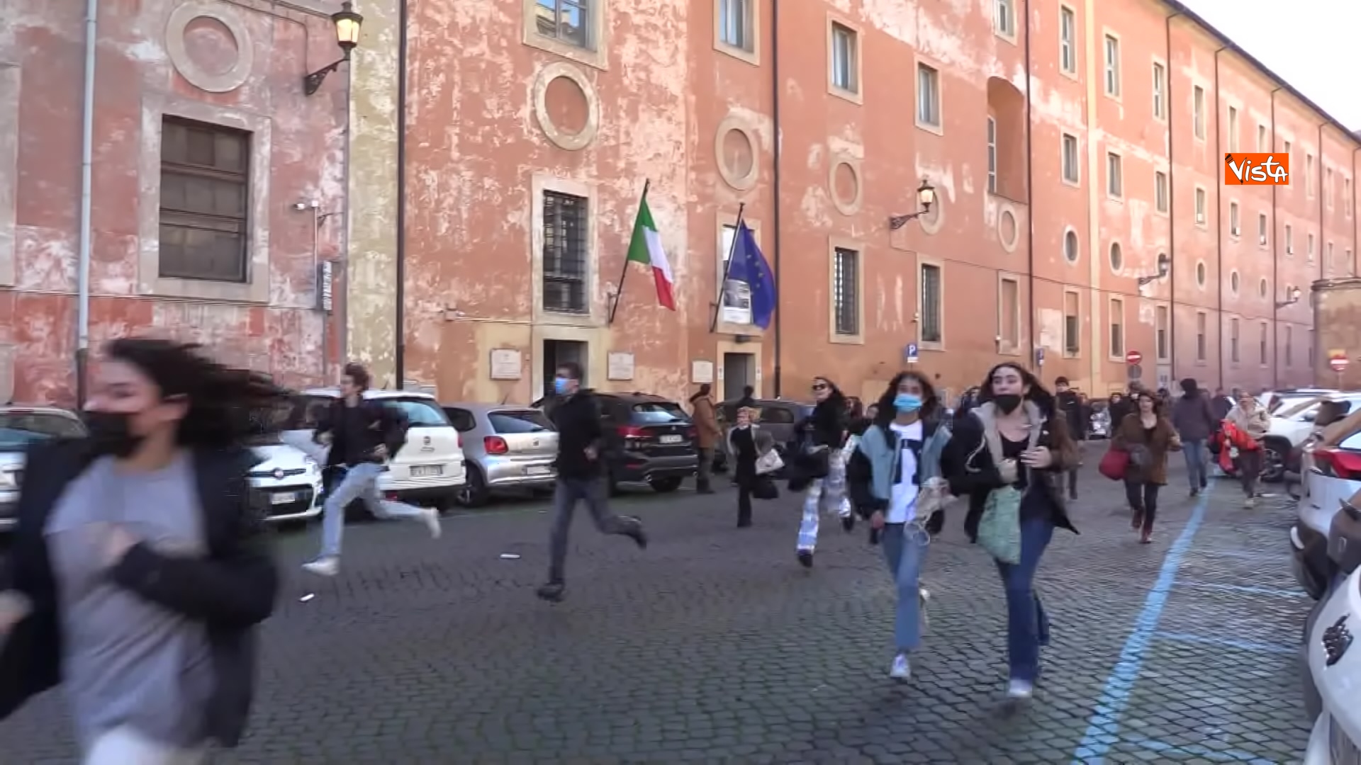 17-12-21 Dal corteo allo scontro con la Polizia le immagini della protesta degli studenti di Roma 02_561686496681922566623
