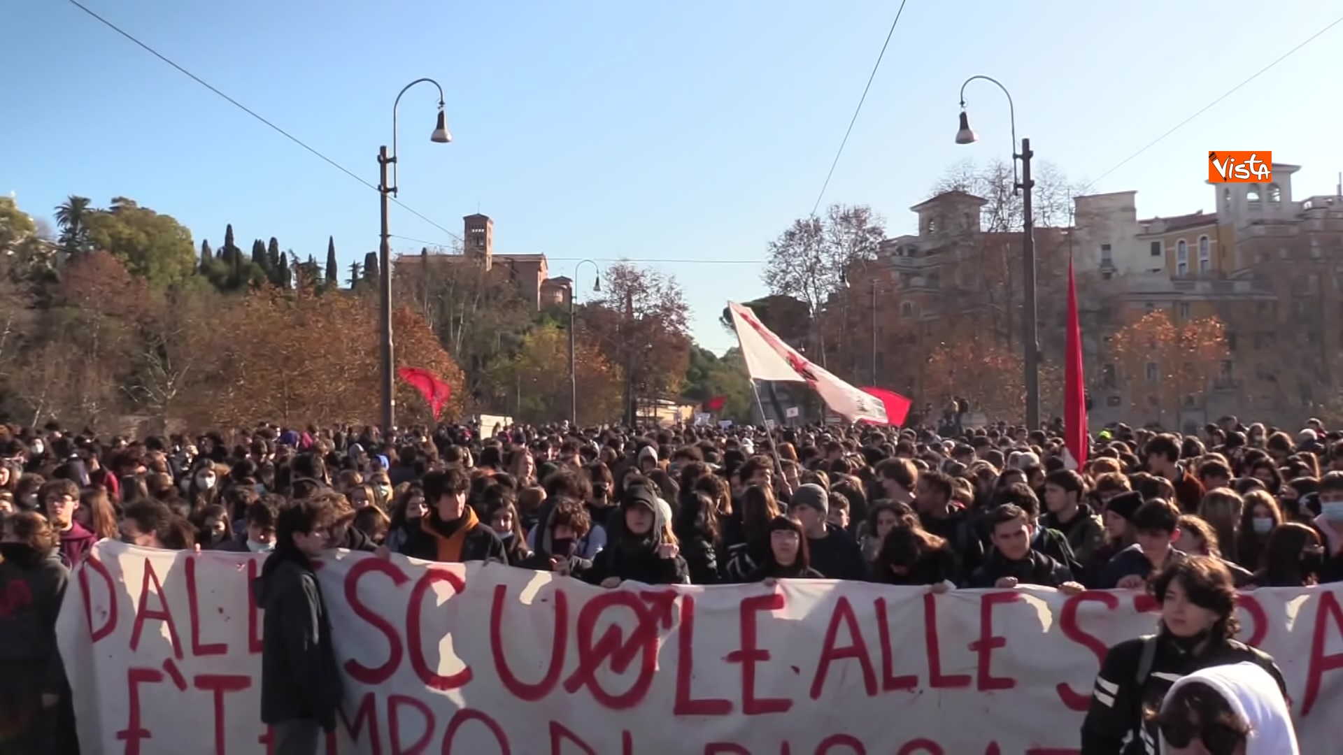 17-12-21 Dal corteo allo scontro con la Polizia le immagini della protesta degli studenti di Roma 02_564884427840048105593