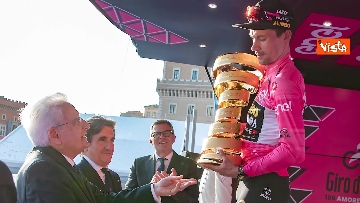 3 - Mattarella premia il vincitore del Giro d'Italia Primož Roglič