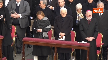 2 - Funerali Ratzinger, le immagini della cerimonia a cui hanno partecipato circa 100mila fedeli