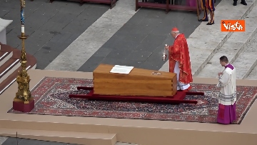 3 - Funerali Ratzinger, le immagini della cerimonia a cui hanno partecipato circa 100mila fedeli