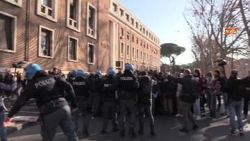 8 - Dal corteo allo scontro con la Polizia, le foto della protesta degli studenti di Roma