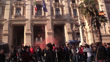 10 - Dal corteo allo scontro con la Polizia, le foto della protesta degli studenti di Roma