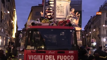 7 - Immacolata, i Vigili del Fuoco depongono le corone di fiori in cima alla colonna di Piazza di Spagna. Le foto