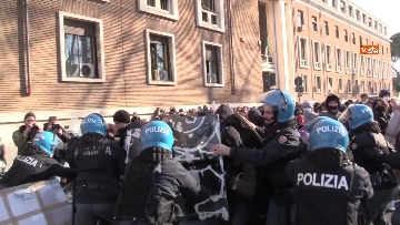 7 - Dal corteo allo scontro con la Polizia, le foto della protesta degli studenti di Roma