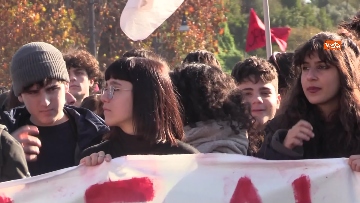 2 - Dal corteo allo scontro con la Polizia, le foto della protesta degli studenti di Roma
