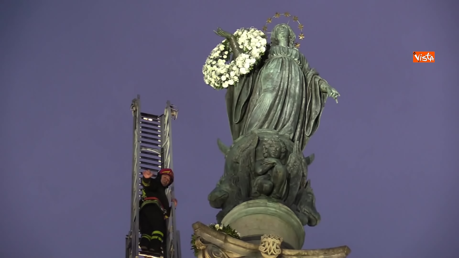 08-12-21 Immacolata i Vigili del Fuoco depongono le corone di fiori in cima alla colonna di Piazza di Spagna 01_4510708020477441429560