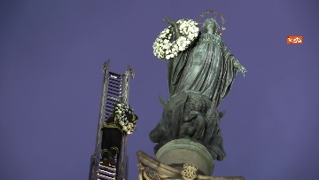 9 - Immacolata, i Vigili del Fuoco depongono le corone di fiori in cima alla colonna di Piazza di Spagna. Le foto
