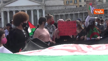 9 - In migliaia a Napoli sfilano a sostegno del popolo palestinese
